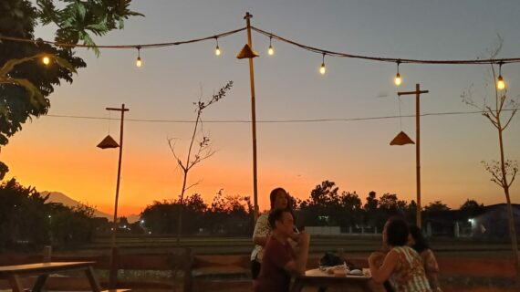 Waroeng Ndalem Sukun Tempat Makan dengan View Sunset di Tepi Sawah yang Instagramable